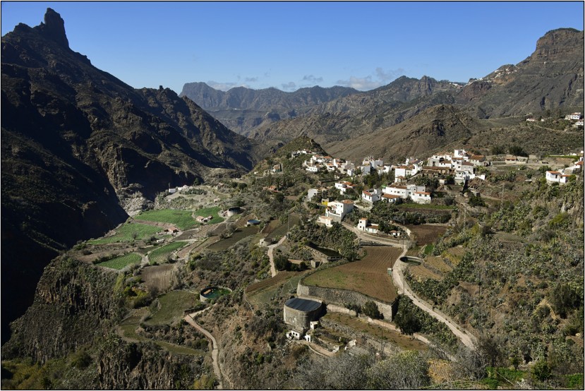 Gran Canaria, leden 2025, v pohoří Cumbre ve vnitrozemí je malebné městečko Tejeda a toto je klasika, vesnice a městečka nalepená na svazích a políčka zoufale se snažící zachytit nějakou vodu