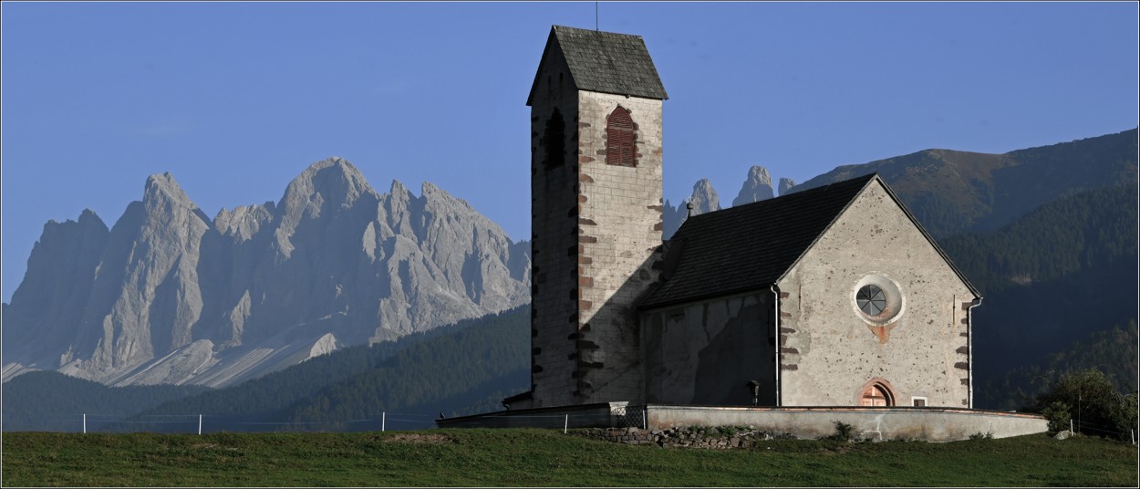 Kostelík v údolí Funes, Jižní Tyrolsko, který jsme měli nad hlavou včetně toho úchvatného výhledu 