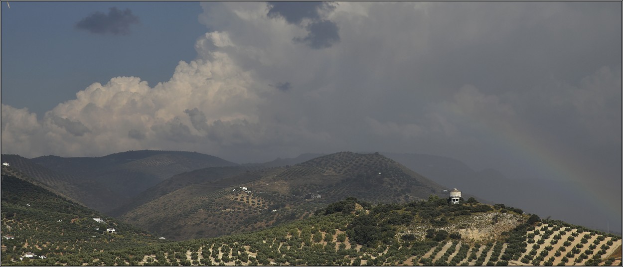 Krajina s duhou, před bouřkou v okolí města Iznajár ve vnitrozemí Andalusie, září 2018