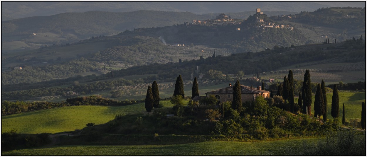 Květen 2024 - farma nedaleko  San Qurico di Orcia ve večerním slunci
