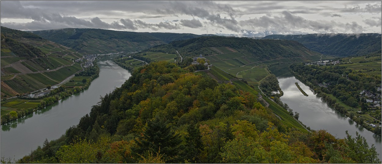 Německo Pfalz, Mosela vlevo, vpravo, okolo, bůh ví, kam vlastně tou kouzelnou krajinou vinic teče, Marienburg u Zell an der Mosel, konec září 2020