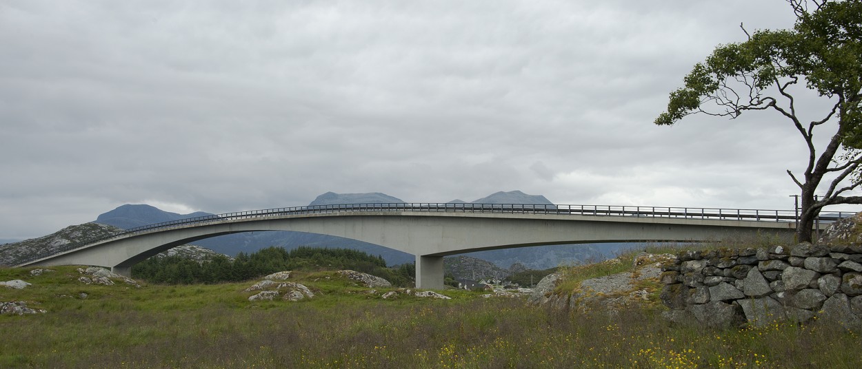 Norsko, červenec, most na ostrov Kalvag