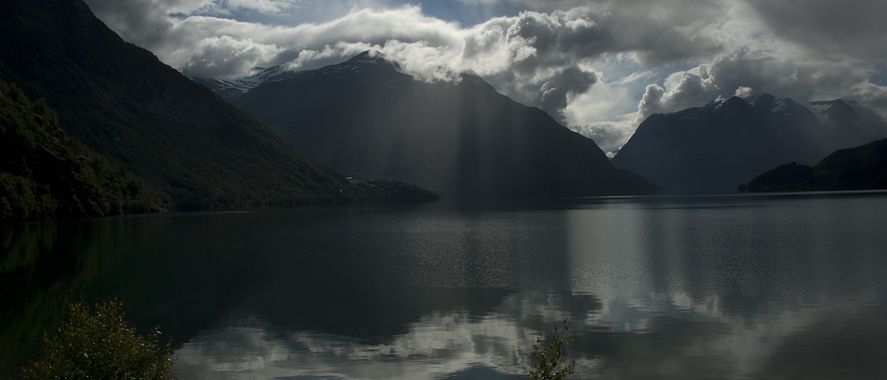 Norsko, jezero Strynevatnet ranní drama