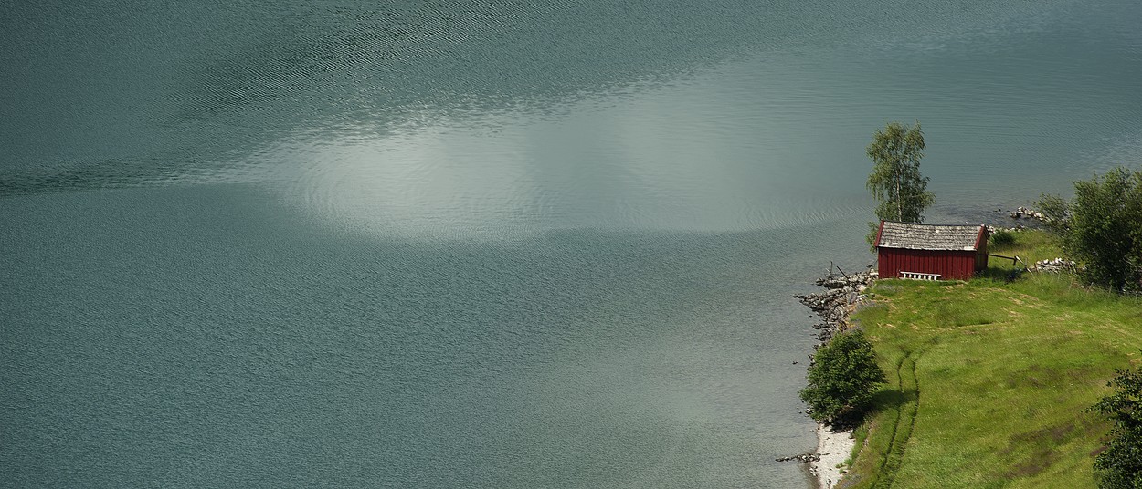 Norsko, jezero Strynevatnet z vesničky Flo na konci světa