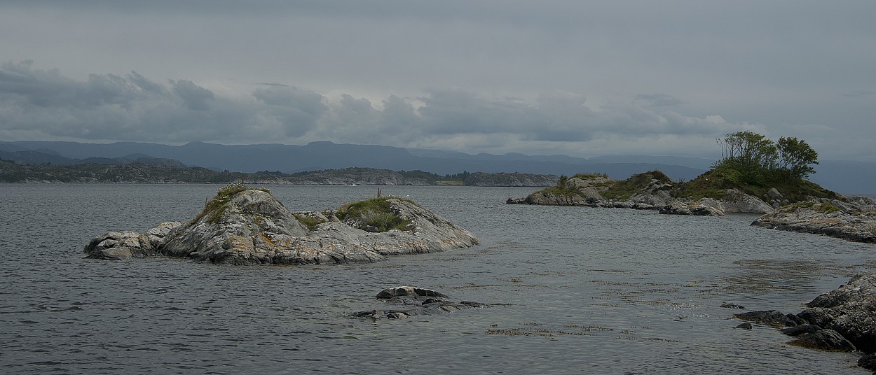 Norsko, ostrůvky v ústí Sognensjenfjordu do severního moře 