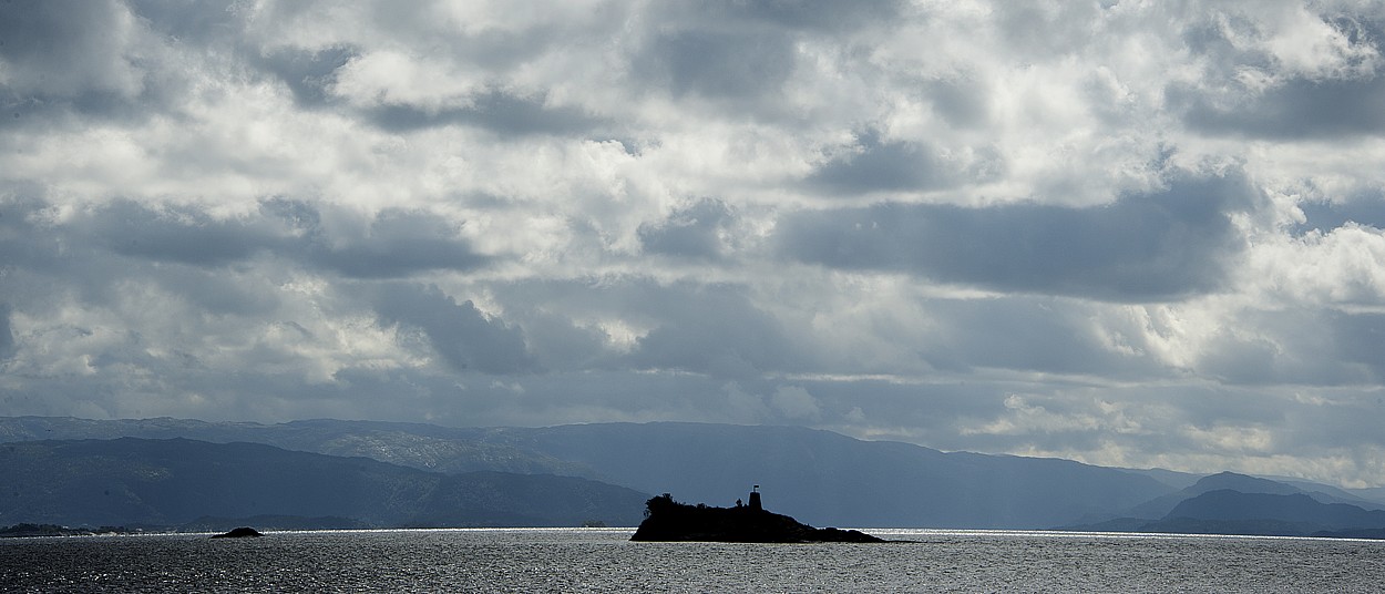 Norsko, ostrůvky v ústí Sognensjenfjordu do severního moře