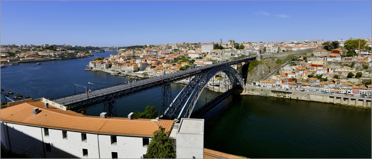 Porto, hlavní dominantou je dvoupatrový ocelový most Ludvíka I., který historickou Riberiu spojuje se čtvrtí portského vína Vila Nova de Gaia