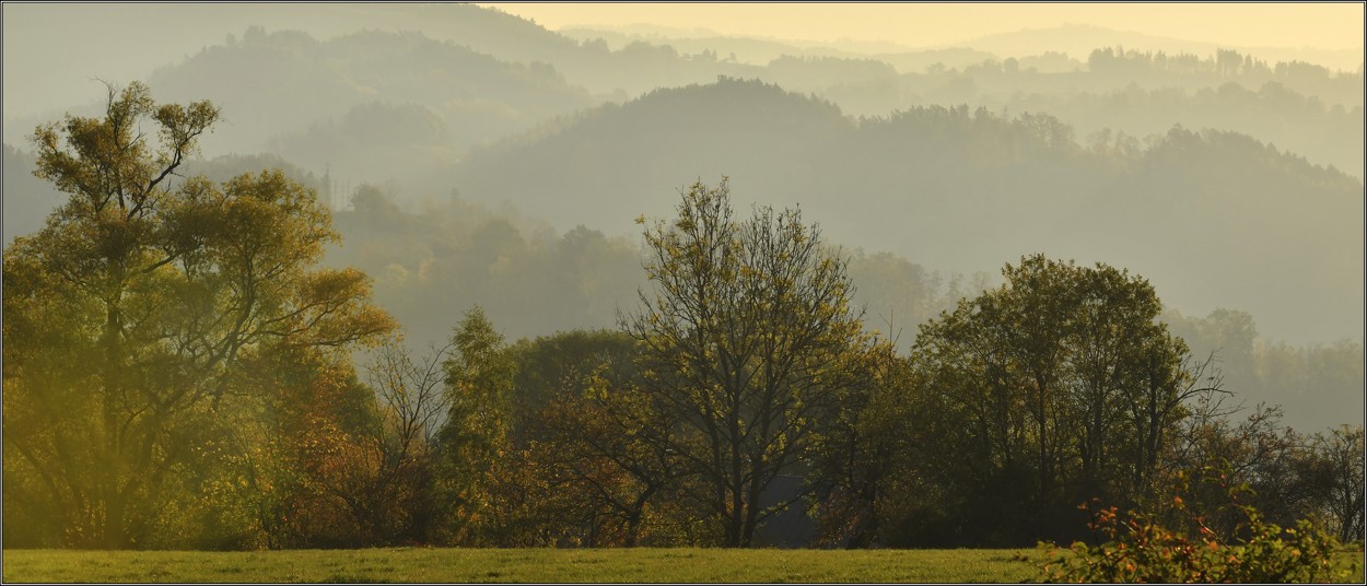 Ranní, podzimní nálada z Kopaniny nad Chuchelnou s Krkonošemi v pozadí, říjen 2018 