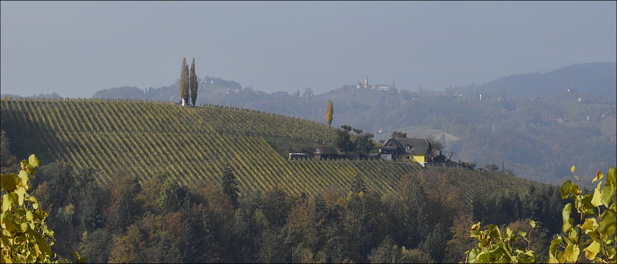 Steiermark, dopolední  pohled z rozhledny Kreuzkogel Aussichtswarte, říjen 2018